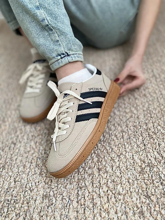 Adidas Spezial Bej Süet – Siyah Detaylı